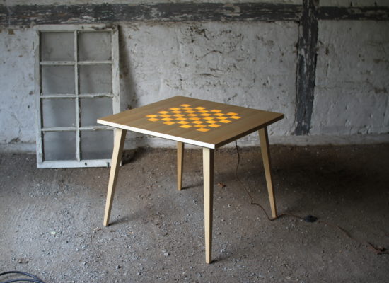 Designbord med schackbräde som kan tändas med belysning inuti bordet
